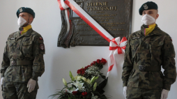 Tablica poświęcona babci Danuty Siedzikówny "Inki" - Helenie Tymińskiej w I Liceum Ogólnokształcącym w Grajewie. Fot. PAP/A. Reszko