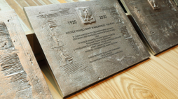 Sulejówek, 10.06.2020. Tablice upamiętniające stulecie Bitwy Warszawskiej wręczone przedstawicielom samorządów w muzeum marszałka Józefa Piłsudskiego w Sulejówku, PAP/P. Supernak