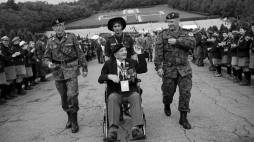 Ppłk Marian Tomaszewski (C) podczas uroczystości na polskim Cmentarzu Wojennym na Monte Cassino. 18.05.2019. Fot. PAP/L. Szymański