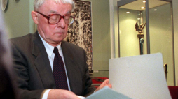 Warszawa, 24.02.00 Wystawa "Katyń w sztuce" i spotkanie z prof. Jackiem Trznadlem, autorem szkiców historycznych i opowiadań o Katyniu.  PAP/J. TURCZYK