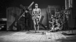 Kraków, 01.01.1984. Teatr Cricot 2. Próba do spektaklu Tadeusza Kantora pt. "Wielopole, wielopole...". Nz. Stanisław Rychlicki (L), Andrzej Wełmiński (2L). Fot. PAP/J. Ochoński