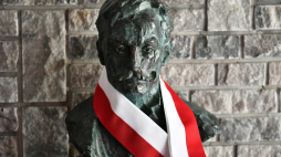 Popiersie Wojciecha Kossaka, autorstwa rzeźbiarza Tomasza Wenklara, zaprezentowane w Muzeum Narodowym we Wrocławiu. Fot. PAP/M. Kulczyński