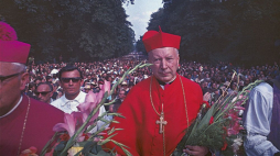 Prymas Polski kardynał Stefan Wyszyński (C) wprowadza 255. Warszawską Pielgrzymkę Pieszą na Jasną Górę. 1971 r. Fot. PAP/J. Rosikoń 