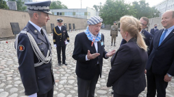 Wojewoda mazowiecki Konstanty Radziwiłł (P), prezes Polskiego Związku Byłych Więźniów Politycznych Hitlerowskich Więzień i Obozów Koncentracyjnych Stanisław Zalewski (2L), gen. Robert Głąb (L) oraz wicemarszałek Sejmu Małgorzata Gosiewska (2P) podczas obchodów Narodowego Dnia Pamięci Ofiar Niemieckich Nazistowskich Obozów Koncentracyjnych i Obozów Zagłady. Warszawa, 14.06.2020. Fot. PAP/T. Gzell