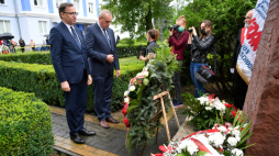 Prezes Instytutu Pamięci Narodowej dr Jarosław Szarek (L) i dyrektor oddziału Instytutu Pamięci Narodowej w Lublinie Marcin Krzysztofik (2L) podczas uroczystości złożenia kwiatów przed pomnikiem Świdnickiego Lipca. Fot. PAP/W. Jargiło