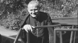 Kraków 1967. Karol Wojtyła na dziedzińcu Pałacu Biskupiego. Fot. A. Bujak