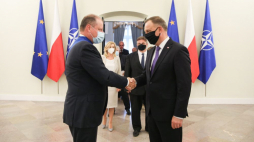 Warszawa, 14.07.2020 r. Prezydent RP Andrzej Duda wręcza Krzyż Wielki Orderu Zasługi Rzeczypospolitej Polskiej Sauliusowi Skvernelisowi – prezesowi Rady Ministrów Republiki Litewskiej. Źródło: www.prezydent.pl
