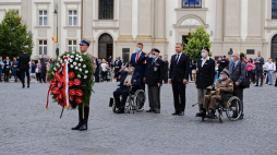 Prezydent Andrzej Duda (C) podczas uroczystego złożenia kwiatów pod Pomnikiem Powstania Warszawskiego na pl. Krasińskich w Warszawie. 31.07.2020. Fot. PAP/M. Marek