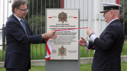 Warszawa, 17.07.2020. Prezes Instytutu Pamięci Narodowej Jarosław Szarek (L) i prezes Warszawskiego Towarzystwa Wioślarskiego Bogusław Siennicki (P) podczas uroczystego odsłonięcia tablicy, 17 bm. na terenie przystani Warszawskiego Towarzystwa Wioślarskiego upamiętniającej udział członków Warszawskiego Towarzystwa Wioślarskiego w szeregach Armii Ochotniczej 1920 r. Fot. PAP/P. Supernak