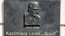 Warszawa, 28.07.2020. Tablica pamiątkowa poświęcona pamięci płk. Kazimierza Leskiego ps. Bradl. Fot. PAP/W. Olkuśnik