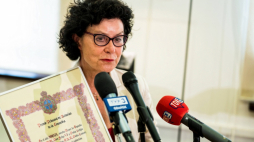 Gdańsk, 29.07.2020. Dyrektor biblioteki PAN w Gdańsku Anna Walczak podczas briefingu prasowego w bibliotece gdańskiej PAN, 29 bm. Konferencja dotyczyła nagrody Księżnej Asturii dla Gdańska. Fot. PAP/M. Gadomski