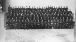 Pamiątkowe zdjęcie lotników sił powietrznych Wielkiej Brytanii (Royal Air Force) wykonane w 1940 r. w Anglii; na zdj. m.in. w pierwszym rzędzie Stanisław Skalski (3L), generał brygady pilot Wojska Polskiego, najlepszy polski as myśliwski okresu II wojny światowej. Fot. PAP/CAF/W. Rozmysłowicz