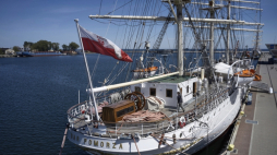 Gdynia, 02.06.2020. Koronawirus w Polsce. Statek-muzeum „Dar Pomorza” zacumowany przy Skwerze Kościuszki w Gdyni, 2 bm. Biała Fregata została ponownie otwarta dla zwiedzających. Na pokładzie może jednocześnie przebywać 30 osób, a zwiedzający dostają na miejscu jednorazowe rękawiczki. Fot. PAP/A. Warżawa