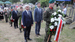 Giby, 19.07.2020. Minister edukacji narodowej Dariusz Piontkowski (C) oraz wojewoda podlaski Bohdan Paszkowski (C-L) podczas głównych obchodów 75. rocznicy obławy augustowskiej na Górze Krzyży w miejscowości Giby, 19 bm. Jak podaje IPN, w wyniku obławy w lipcu 1945 roku, bez wieści zaginęło około sześciuset działaczy podziemia niepodległościowego. Według historyków obława augustowska to największa po II wojnie światowej niewyjaśniona zbrodnia dokonana na Polakach. Fot. PAP/A. Reszko