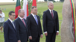 Stębark, 15.07.2020. Prezydent RP Andrzej Duda (2P), prezydent Republiki Litewskiej Gitanas Nauseda (P), premier Litwy Saulius Skvernelis (2L) oraz premier RP Mateusz Morawiecki (L) podczas uroczystego odsłonięcia i poświęcenia kamienia upamiętniającego Bitwę pod Grunwaldem w Stębarku, 15 bm. z okazji obchodów 610. rocznicy Bitwy pod Grunwaldem. Fot. PAP/T. Waszczuk