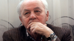 Warszawa, 23.05.2000. Pisarz Gustaw Herling Grudziński podczas spotkania w warszawskim klubie Czytelnik. Fot. PAP/P. Wierzchowski