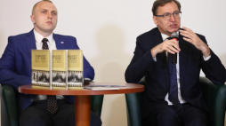 Warszawa, 09.07.2020. Od lewej: twórca wystawy Krzysztof Kielski oraz prezes IPN Jarosław Szarek podczas konferencji prasowej, 9 bm. Konferencja dotyczy inicjatyw IPN w związku z 100. rocznicą plebiscytu na Warmii, Mazurach i Powiślu. Fot. PAP/T. Gzell