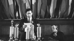 Wrocław, 1948 08 26. Światowy Kongres Intelektualistów w Obronie Pokoju (25-28 VIII) w auli Politechniki Wrocławskiej. Nz: przemawia sekretarz generalny kongresu Jerzy Borejsza (L). Za stołem prezydialnym siedzi członek delegacji brytyjskiej biolog, sekretarz generalny UNESCO prof. Julian Huxley (P). Fot. PAP/CAF/J. Baranowski