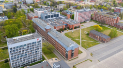 Łódź, 26.04.2020. Kampus B Politechniki Łódzkiej widziany z drona. Fot. PAP/G. Michałowski
