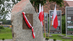 Obchody 100. rocznicy plebiscytu na Warmii, Mazurach i Powiślu, 10 bm. we wsi Lubstynek. Lubstynek jest jedną z kilku mazurskich wsi, które po plebiscycie zostały przyłączone do Polski. Podczas uroczystości odsłonięto, ufundowaną przez IPN tablicę pamiątkową. Fot. PAP/Tomasz Waszczuk