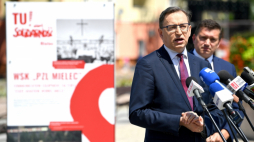 Mielec, 01.07.2020. Prezes IPN Jarosław Szarek (2P) i dyrektor rzeszowskiego Oddziału IPN Dariusz Iwaneczko (P) podczas otwarcia wystawy „Tu rodziła się Solidarność”. Fot. PAP/D. Delmanowicz