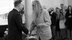 Warszawa, 21.06.2017. Jerzy Pietraszko (P) został odznaczony Krzyżem Kawalerskim Orderu Odrodzenia Polski przez prezydenta Andrzeja Dudę (L) 21 bm. w Pałacu Prezydenckim podczas uroczystości z okazji 35. rocznicy powstania Solidarności Walczącej. Podczas spotkania prezydent wręczył odznaczenia państwowe. Fot. PAP/K. Kalbarczyk