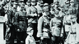 Warszawa, lipiec 1920 r. Generalny Inspektor Armii Ochotniczej, gen. Józef Haller, w otoczeniu oficerów swego sztabu. Źródło: Warszawska Agencja Fotograficzna/„Tygodnik Ilustrowany” nr 31/1920