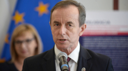 Warszawa, 15.07.2020. Marszałek Senatu RP prof. Tomasz Grodzki (P) podczas briefingu po spotkaniu nt. powołania Samorządowego Komitetu na rzecz upamiętnienia Bitwy Warszawskiej 1920 r., 15 bm. w Senacie w Warszawie. Fot. PAP/M. Obara