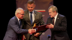 Będzin, 16.07.2018. Wicepremier, minister kultury Piotr Gliński (P), starosta będziński Arkadiusz Watoła (L) oraz wiceprezydent Będzina Rafał Adamczyk (C) podczas uroczystości podpisania umowy na współprowadzenie Teatru Dzieci Zagłębia przez ministra kultury i dziedzictwa narodowego, 16 bm. w siedzibie Teatru Dzieci Zagłębia im. Jana Dormana w Będzinie. Fot. PAP/A. Grygiel