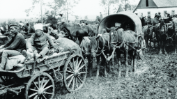Lipiec 1920 r. Tabory 1 Armii Konnej w marszu. Źródło: Rosyjskie Państwowe Archiwum Filmowe i Fotograficzne w Moskwie