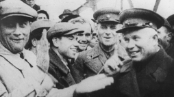 17 września 1939 r. wojska ZSRS napadły na Polskę. Na zdj. N. Chruszczow na moście w Przemyślu świętuje napad na terytorium II RP. Fot. PAP/CAF