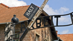 Brama KL Auschwitz z napisem "Arbeit macht frei". PAP/J. Ochoński