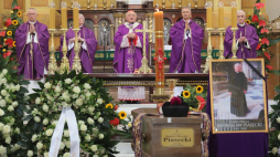 Metropolita warszawski, kardynał Kazimierz Nycz (C) podczas uroczystości pogrzebowych ks. prałata Bronisława Piaseckiego w kościele Najświętszego Zbawiciela w Warszawie. Fot.  PAP/P. Supernak