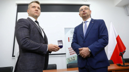 Zastępca prezesa IPN Mateusz Szpytma (P) oraz prawnuk więźnia KL Auschwitz Szczepana Brzozowskiego Bartek Brzozowski (L). Warszawa, 02.07.2020. Fot. PAP/R. Guz