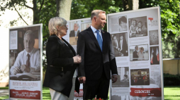 Prezydent RP Andrzej Duda i prezes TK Julia Przyłębska zwiedzają wystawę „Profesor Lech Kaczyński, Prezydent Rzeczypospolitej Polskiej. Polityk. Działacz społeczny. Nauczyciel akademicki” w ogrodach Trybunału Konstytucyjnego w Warszawie. Fot. PAP/L. Szymański