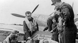 Lotnicy polskiego dywizjonu 303 oglądają szczątki zestrzelonego samolotu niemieckiego "Ju 88". Northolt, 1941 r. Fot. NAC