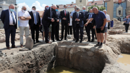 Łomża, 03.07.2020. Minister kultury Piotr Gliński ogląda miejsce wykopalisk na Starym Rynku w Łomży. Fot. PAP/A. Reszko