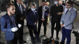 Wicepremier, minister kultury Piotr Gliński (3L), minister edukacji Dariusz Piontkowski (2L) podczas wizyty w Muzeum Pamięci Sybiru w Białymstoku; obok dyrektor placówki Wojciech Śleszyński (P). Fot. PAP/A. Reszko