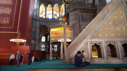 Modlitwy w meczecie Hagia Sophia. 24.07.2020. Fot. PAP/EPA