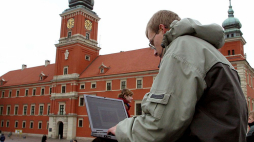 Usługa hot@spot, czyli bezprzewodowy dostępu do internetu na pl. Zamkowym w Warszawie. 2003 r. Fot. PAP/T. Gzell