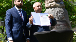 Wicepremier, minister aktywów państwowych Jacek Sasin (P) i prezydent Chełma Jakub Banaszek (L) podczas konferencji prasowej w Chełmie. Fot. PAP/W. Jargiło