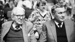 Historyk kina, pedagog Jerzy Toeplitz (L) i operator filmowy Wacław Florkowski podczas VII Walnego Zjazdu Stowarzyszenia Filmowców Polskich. Warszawa, 13.12.1987. Fot. PAP/CAF/W. Rozmysłowicz