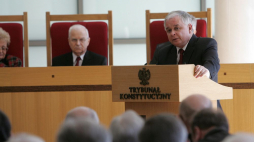 Prezydent Lech Kaczyński (P) przemawia podczas Zgromadzenia Ogólnego Sędziów Trybunału Konstytucyjnego. Warszawa, 02.04.2009. Fot. PAP/B. Zborowski