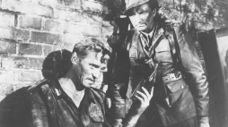 Emil Karewicz i Wieńczysław Gliński w filmie „Kanał” w reż. Andrzeja Wajdy. Fot. PAP/Reprodukcja