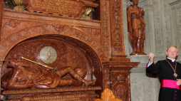 Kraków, 25.09.2011. Ks. Zdzisław Sochacki w Kaplicy Zygmuntowskiej w Katedrze  Wawelskiej.  PAP/J. Bednarczyk