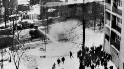 Katowice, 16.12.1981. Pacyfikacja kopalni "Wujek" i "Manifest Lipcowy" na początku stanu wojennego. Fot. PAP/M. Janicki