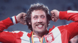 Moskwa, 1980. Igrzyska Olimpijskie w Moskwie. Radość Władysława Kozakiewicza po zdobyciu złotego medalu w skoku o tyczce. Archiwum PAP