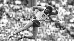 Finał skoku o tyczce XXII Olimpiady w Moskwie. Władysław Kozakiewicz nad poprzeczką na wysokości 5,78 m. Fot. PAP/CAF