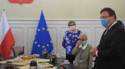 Krystyna Marcinkiewicz (C) podczas spotkania wiceministra sprawiedliwości Michała Wójcika (P) z powstańcami w siedzibie resortu sprawiedliwości w Warszawie. 31.07.2020. Fot. PAP/R. Pietruszka
