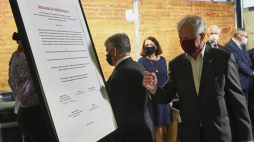 Przewodniczący Rady ECS, sygnatariusz porozumień sierpniowych Bogdan Lis (P) podpisuje „Deklarację współpracy” w zakresie ekspozycji Tablic 21 Postulatów w Europejskim Centrum Solidarności w Gdańsku. 03.07.2020. Fot. PAP/J. Dzban